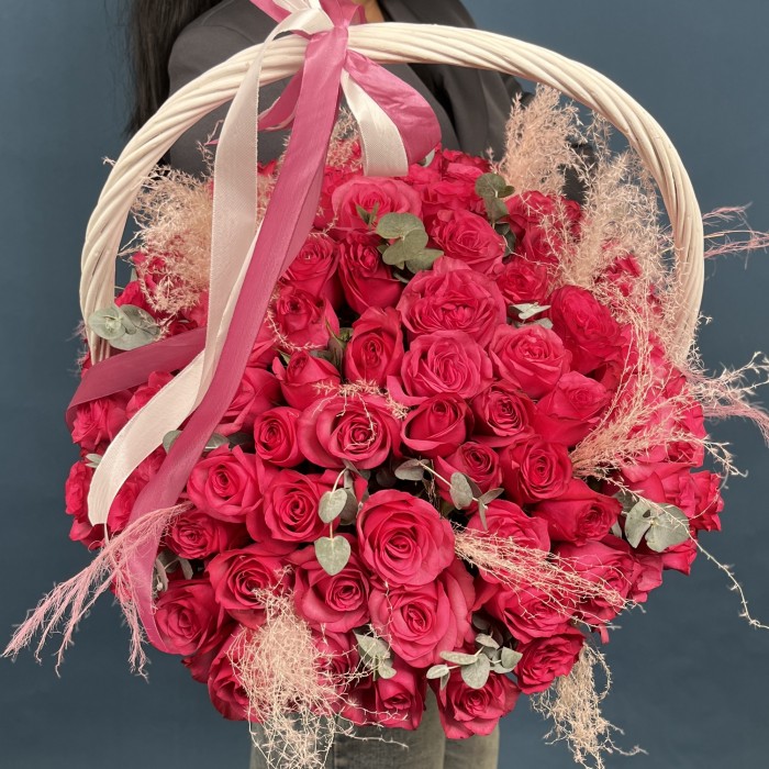 101 малиновая роза Палома Роял с пампасом в корзине